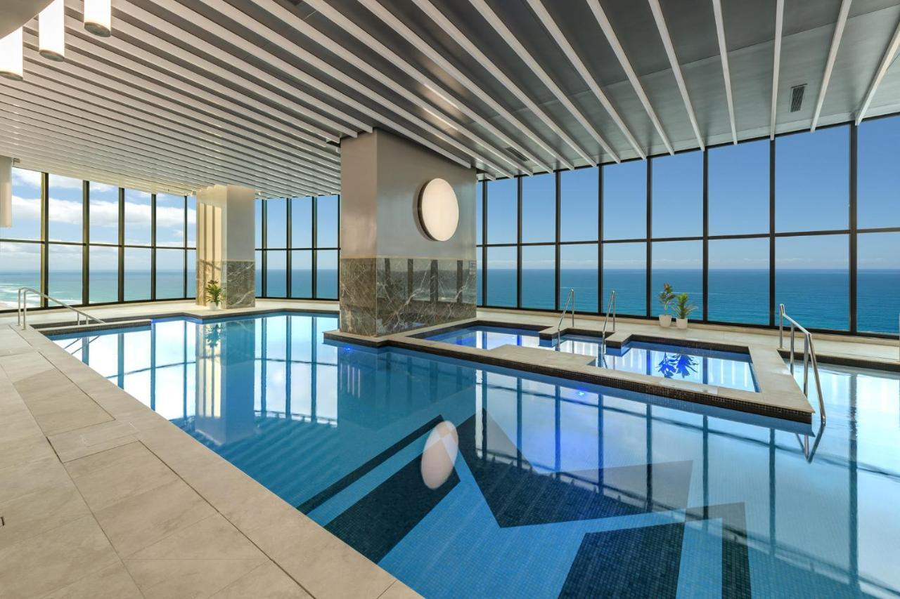 Meriton Suites Surfers Paradise Gold Coast Buitenkant foto The swimming pool at the hotel