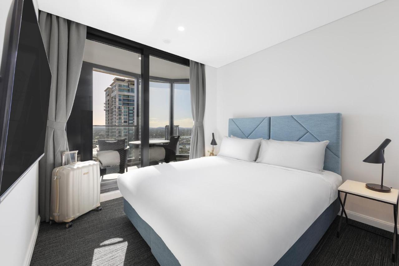 Meriton Suites Surfers Paradise Gold Coast Buitenkant foto A room at the hotel