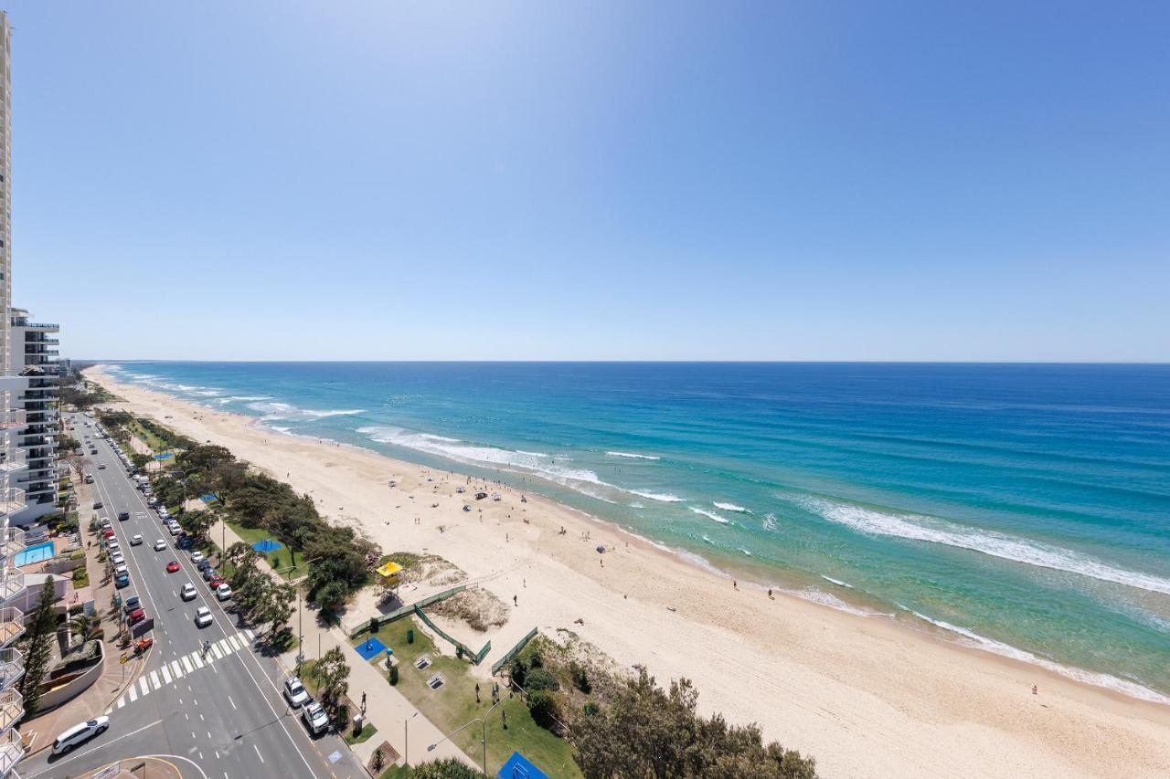 Meriton Suites Surfers Paradise Gold Coast Buitenkant foto The beach at the resort