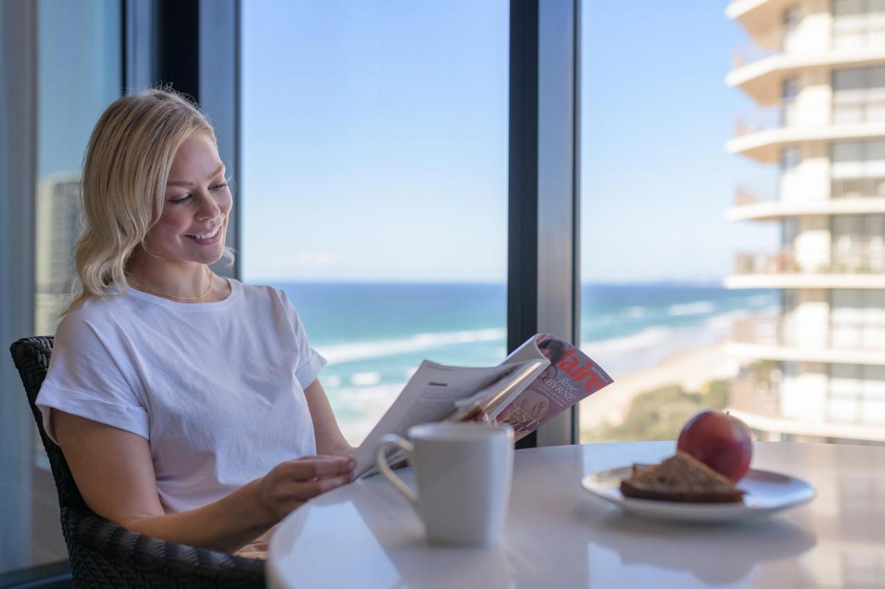 Meriton Suites Surfers Paradise Gold Coast Buitenkant foto A guest enjoys breakfast at the beachside balcony
