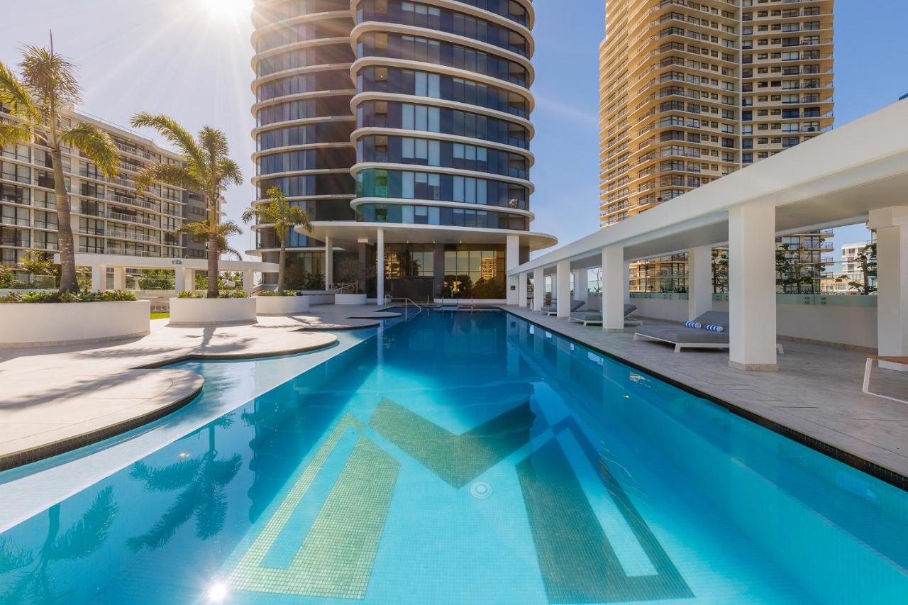 Meriton Suites Surfers Paradise Gold Coast Buitenkant foto The swimming pool at the hotel