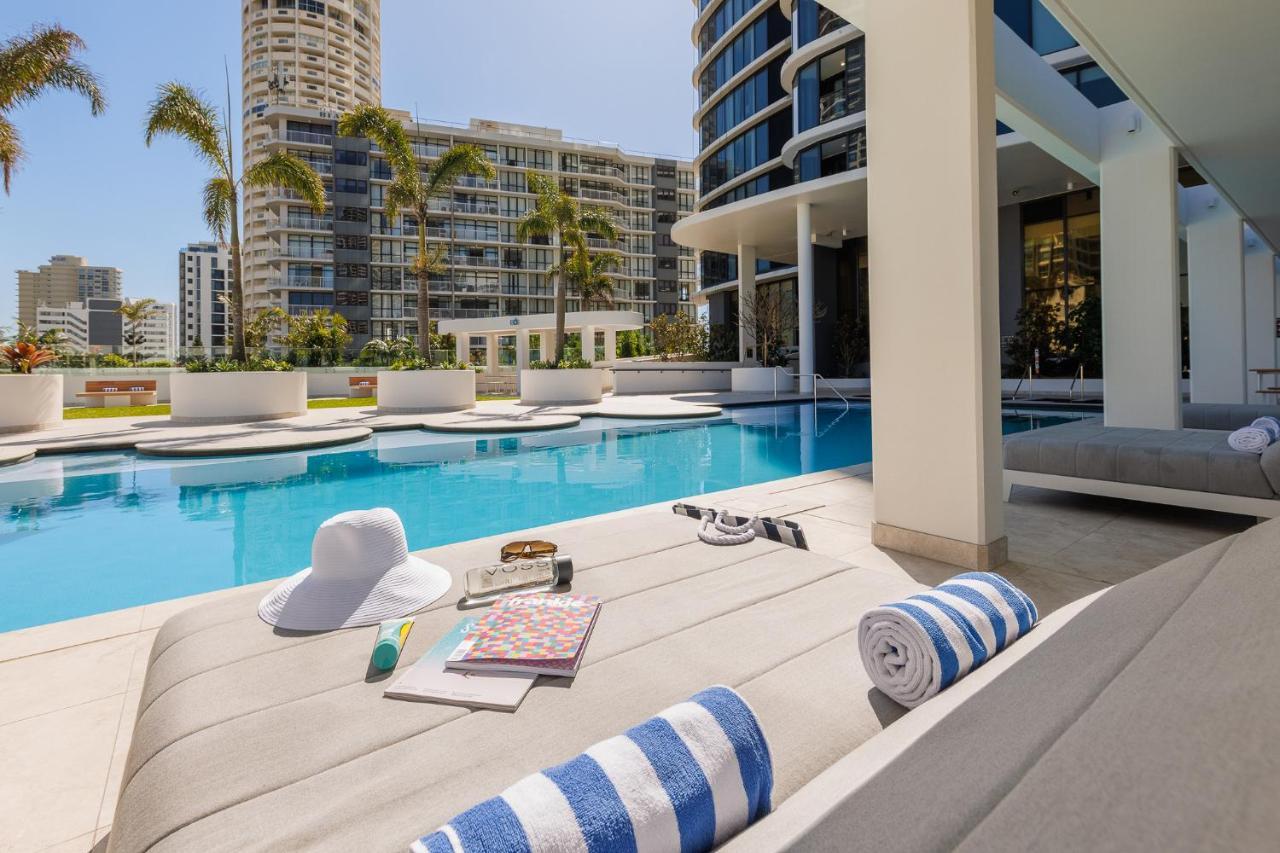 Meriton Suites Surfers Paradise Gold Coast Buitenkant foto The swimming pool at the hotel