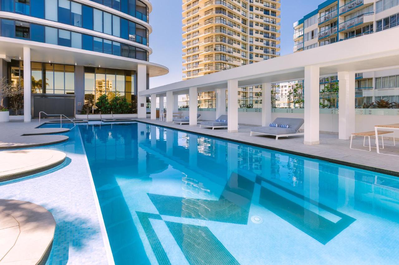 Meriton Suites Surfers Paradise Gold Coast Buitenkant foto The swimming pool at the hotel