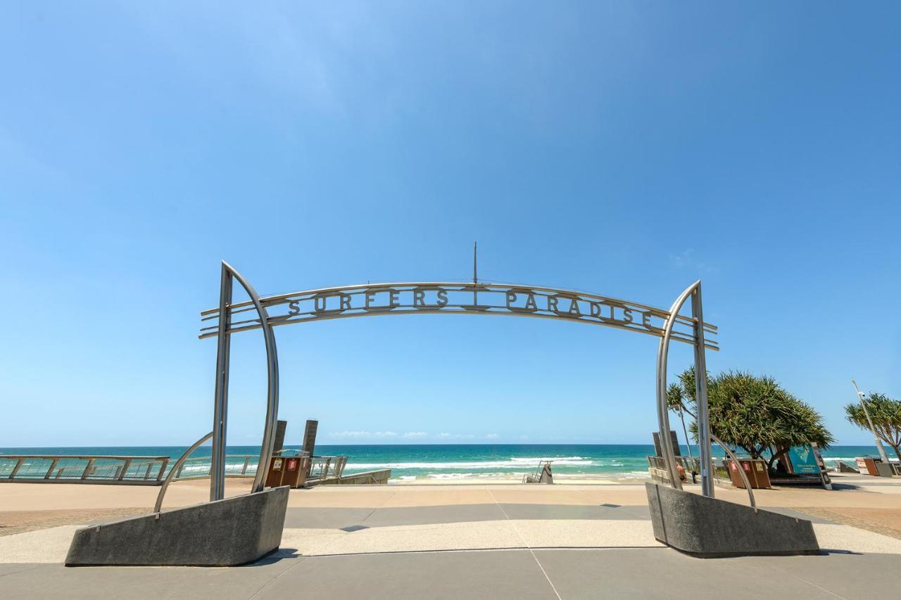 Meriton Suites Surfers Paradise Gold Coast Buitenkant foto The entrance to the beach at Surfers Paradise