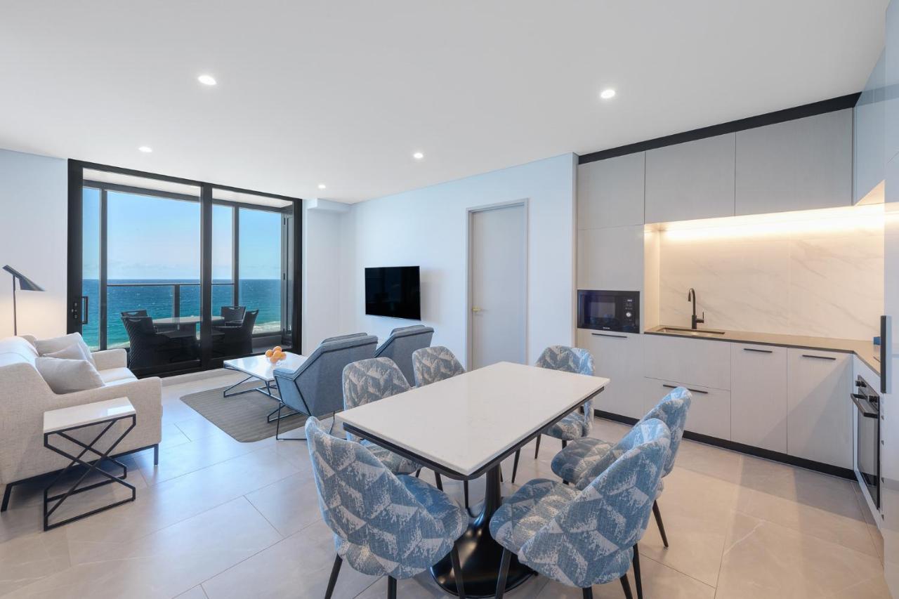 Meriton Suites Surfers Paradise Gold Coast Buitenkant foto A living room in a modern apartment