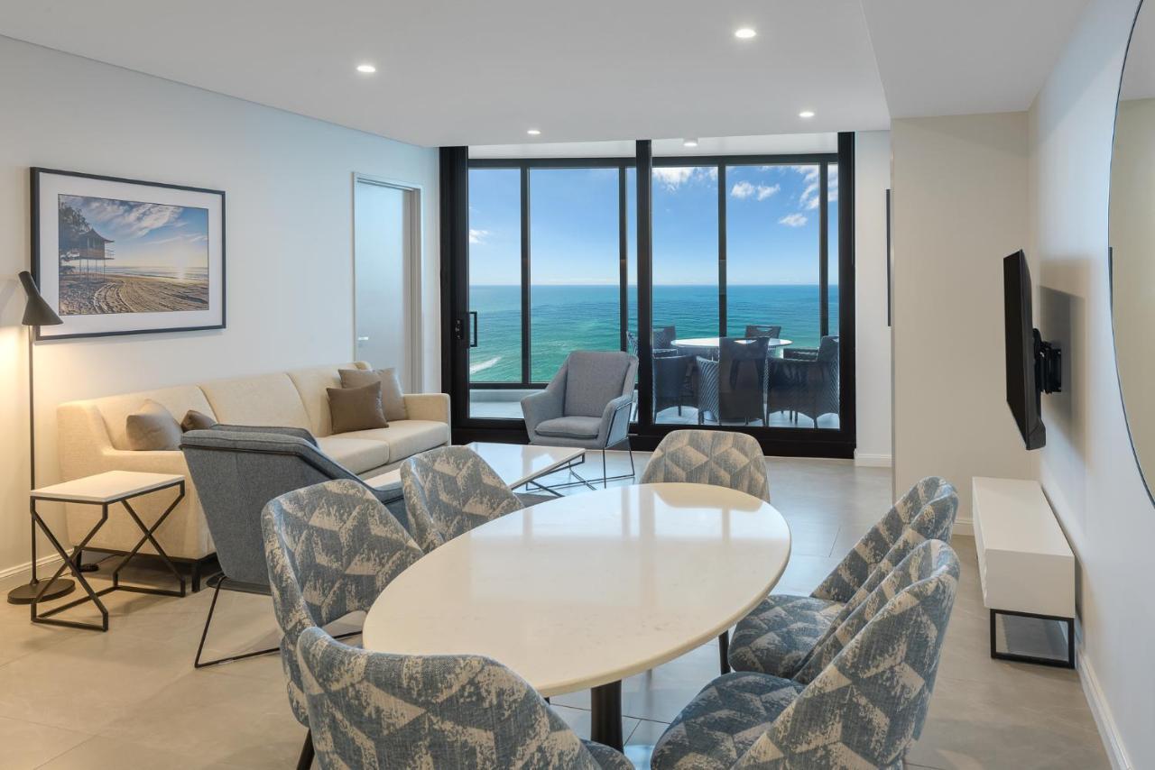 Meriton Suites Surfers Paradise Gold Coast Buitenkant foto A living room in a modern apartment