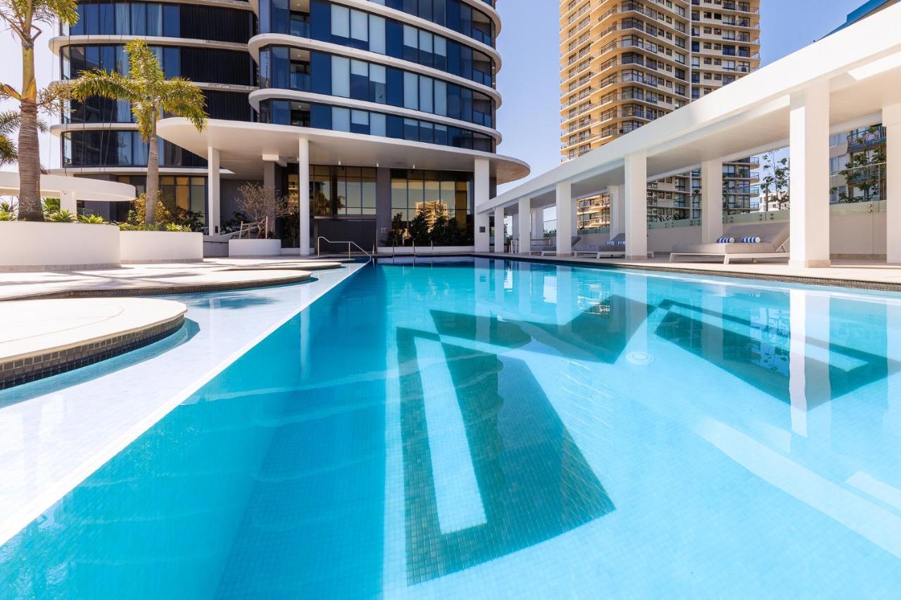 Meriton Suites Surfers Paradise Gold Coast Buitenkant foto The swimming pool at the hotel