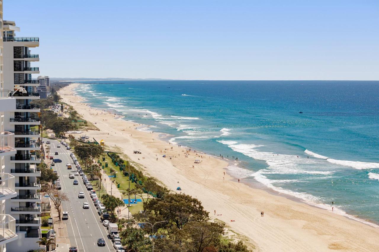 Meriton Suites Surfers Paradise Gold Coast Buitenkant foto The beach at the resort