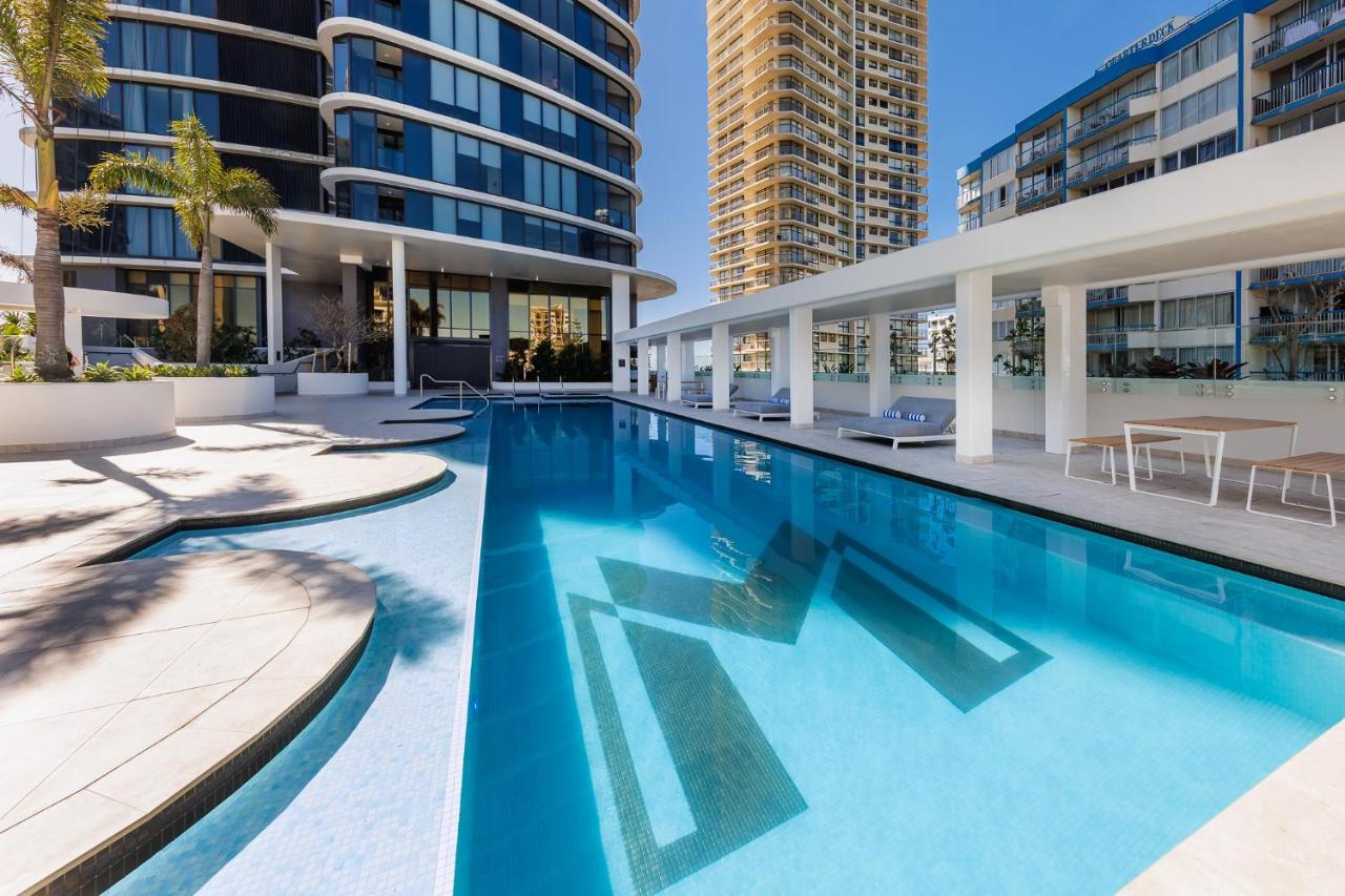 Meriton Suites Surfers Paradise Gold Coast Buitenkant foto The swimming pool at the hotel