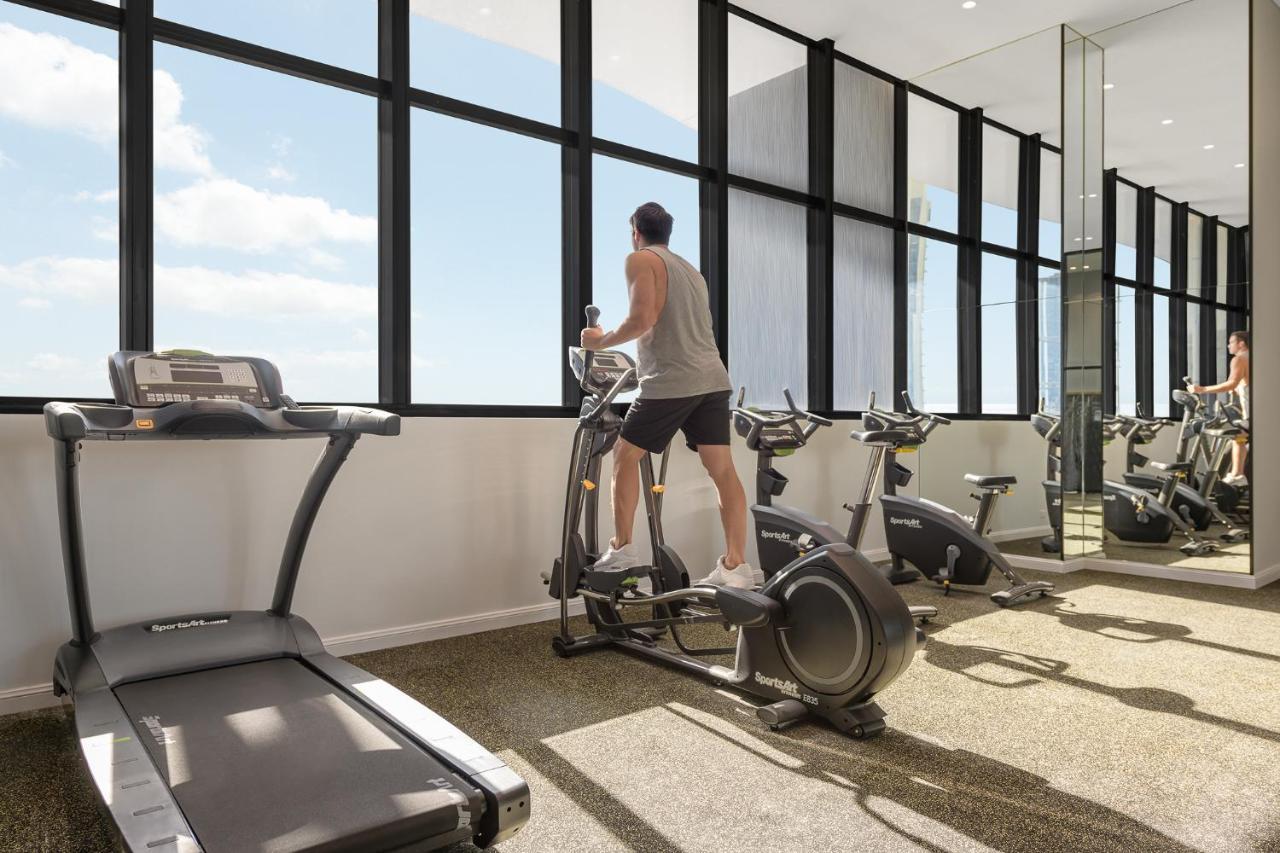 Meriton Suites Surfers Paradise Gold Coast Buitenkant foto The gym at the top of the tower