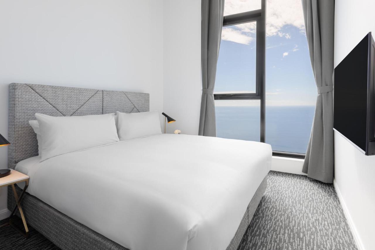 Meriton Suites Surfers Paradise Gold Coast Buitenkant foto A bedroom at the hotel