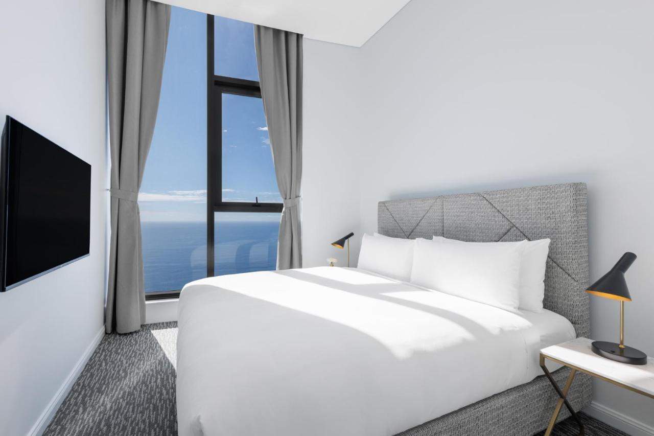 Meriton Suites Surfers Paradise Gold Coast Buitenkant foto A bedroom at the hotel
